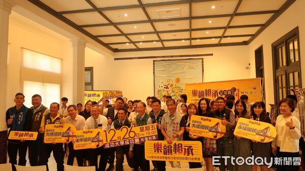 ▲台南市後甲國中音樂班在南美館記者會演出暖場,宣告四校聯合音樂會即將登場,市長黃偉哲與師生合照,肯定南市長期深耕藝術教育的成果。(記者林東良翻攝,下同)