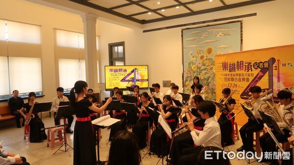 ▲台南市後甲國中音樂班在南美館記者會演出暖場,宣告四校聯合音樂會即將登場,市長黃偉哲與師生合照,肯定南市長期深耕藝術教育的成果。(記者林東良翻攝,下同)