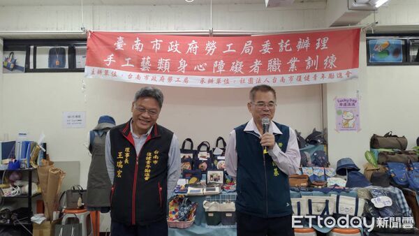 ▲縫紉職訓班結訓典禮上,學員展示手提袋、背包、收納包等作品,成果亮眼,勞工局與勵進會共同勉勵學員結訓後邁向新職涯,開創自立人生。(記者林東良翻攝,下同)