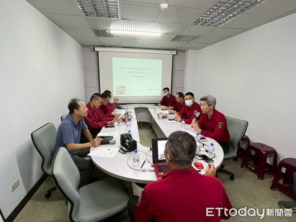 ▲台南市消防局第三大隊率六分隊前往西港南寶科技踏勘廠區安全,逐點檢視高風險設施。(記者林東良翻攝,下同)