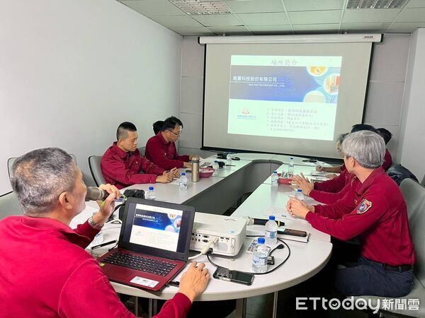 ▲台南市消防局第三大隊率六分隊前往西港南寶科技踏勘廠區安全,逐點檢視高風險設施。(記者林東良翻攝,下同)