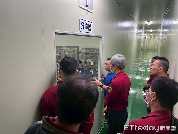 ▲台南市消防局第三大隊率六分隊前往西港南寶科技踏勘廠區安全,逐點檢視高風險設施。(記者林東良翻攝,下同)