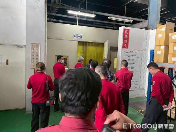 ▲台南市消防局第三大隊率六分隊前往西港南寶科技踏勘廠區安全,逐點檢視高風險設施。(記者林東良翻攝,下同)