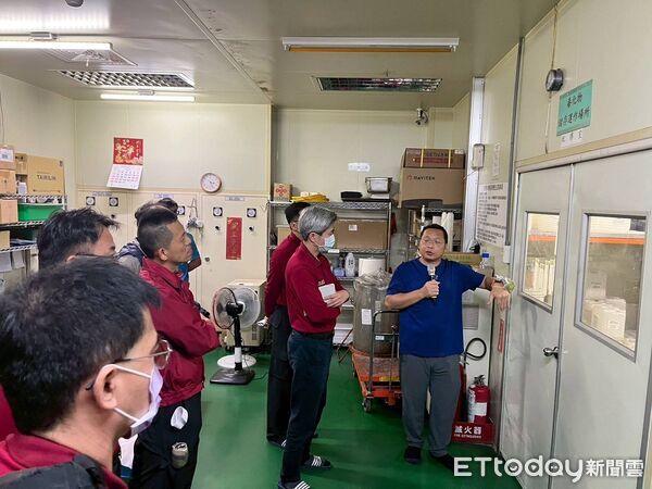 ▲台南市消防局第三大隊率六分隊前往西港南寶科技踏勘廠區安全,逐點檢視高風險設施。(記者林東良翻攝,下同)