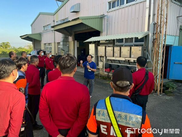 ▲台南市消防局第三大隊率六分隊前往西港南寶科技踏勘廠區安全,逐點檢視高風險設施。(記者林東良翻攝,下同)