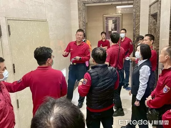 ▲台南市消防七大隊進入錢櫃KTV大樓實施高樓層火災踏勘,熟悉動線與防災設備。(記者林東良翻攝,下同)