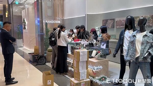 ▲▼美國銀飾品牌Cody Sanderson因台灣代理糾紛,位於北市微風南山百貨的專櫃,今(11日)第2度被執行假扣押。(圖/業者提供)