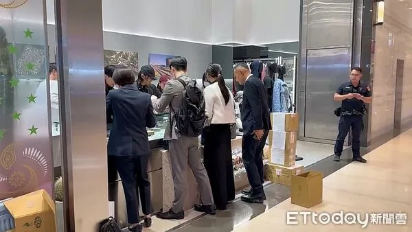 ▲▼美國銀飾品牌Cody Sanderson因台灣代理糾紛,位於北市微風南山百貨的專櫃,今(11日)第2度被執行假扣押。(圖/業者提供)