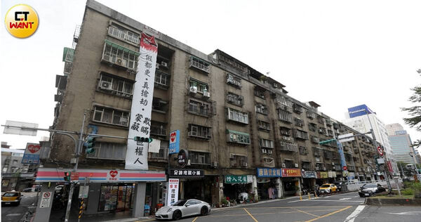 住戶在房屋都市更新過程中,能否與建商協談到合理的分配比例等權益最為關鍵。圖為北市興隆整宅案。(圖/方萬民攝)