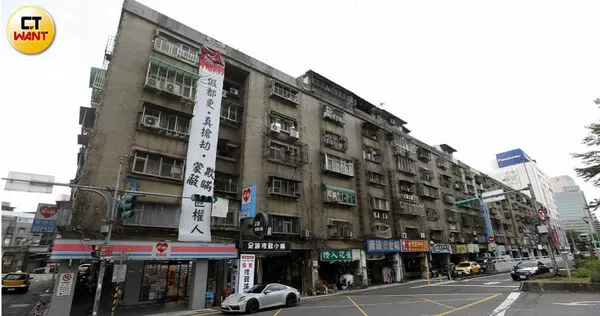住戶在房屋都市更新過程中,能否與建商協談到合理的分配比例等權益最為關鍵。圖為北市興隆整宅案。(圖/方萬民攝)