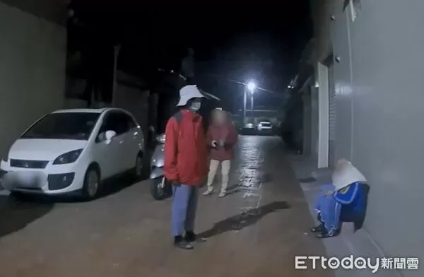 ▲內埔警方會同熱心民眾帶鍾姓阿北返家。(圖/記者陳崑福翻攝)