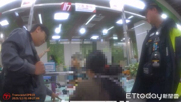 ▲▼婦人提領130萬只想抱著睡覺,最後不敵3人苦勸不領了。(圖/民眾提供,下同)