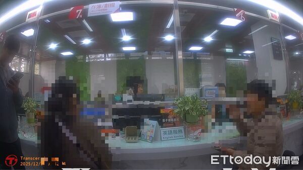 ▲▼婦人提領130萬只想抱著睡覺,最後不敵3人苦勸不領了。(圖/民眾提供,下同)