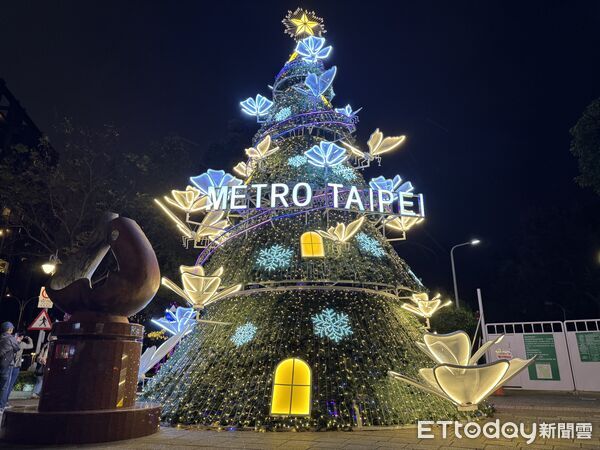 ▲捷運大安森林公園出口佈置上9公尺高的星願樹。(圖/記者彭懷玉攝)