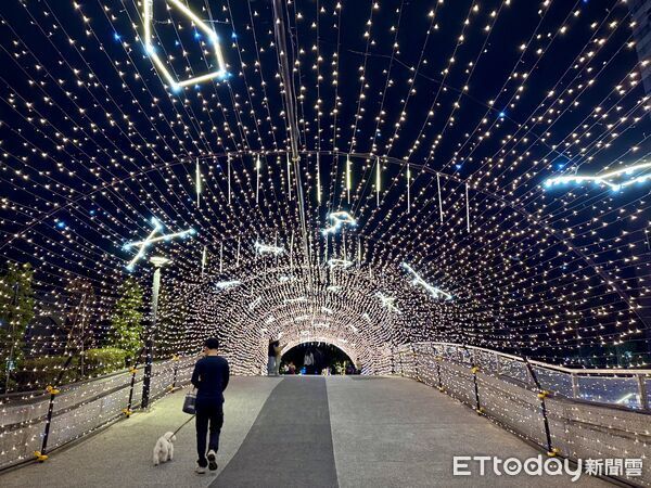 ▲2025心中山線形公園耶誕燈飾。(圖/記者彭懷玉攝)