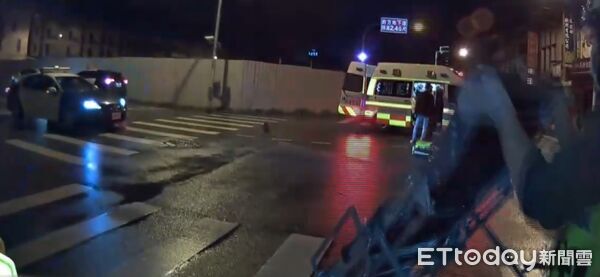 ▲▼自小客車與機車疑似經過路口皆未減速看清路況而發生車禍。(圖/記者王兆麟翻攝,下同)