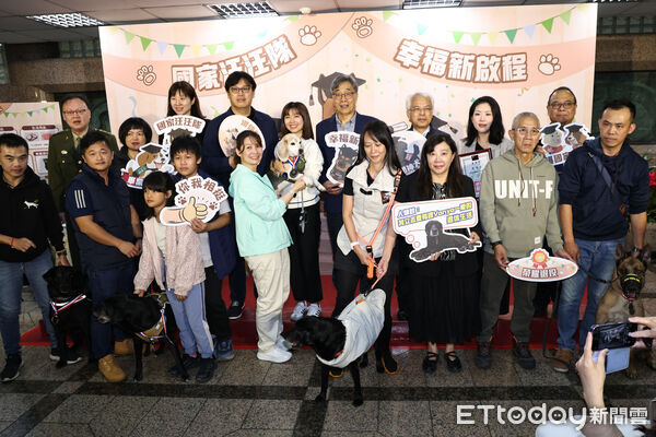 ▲▼ 政府部門退役犬表揚記者會-合照。(圖/記者黃克翔攝)