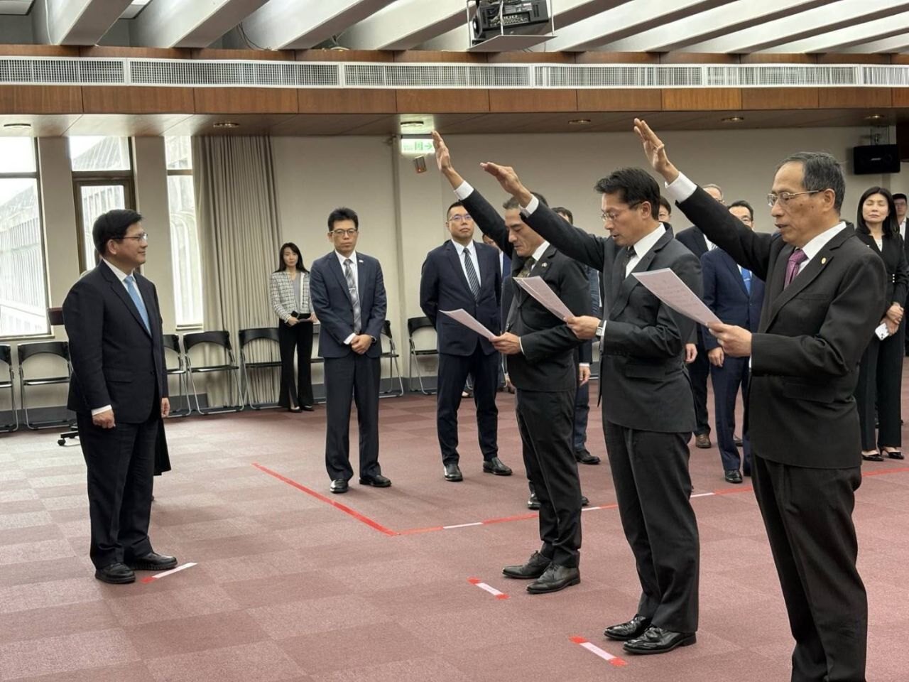 ▲▼超帥外交官!駐馬紹爾新大使曝光 網驚「帥到以為是AI」。(圖/中華民國(臺灣)駐馬紹爾群島共和國大使館)