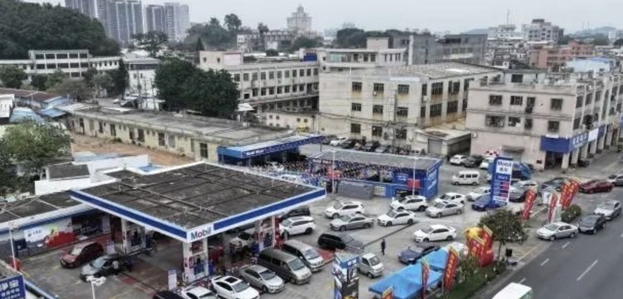 ▲廣東江門一處加油站安排穿著清涼的模特兒站台促銷活動,引起外界熱議。(圖/翻攝微博)