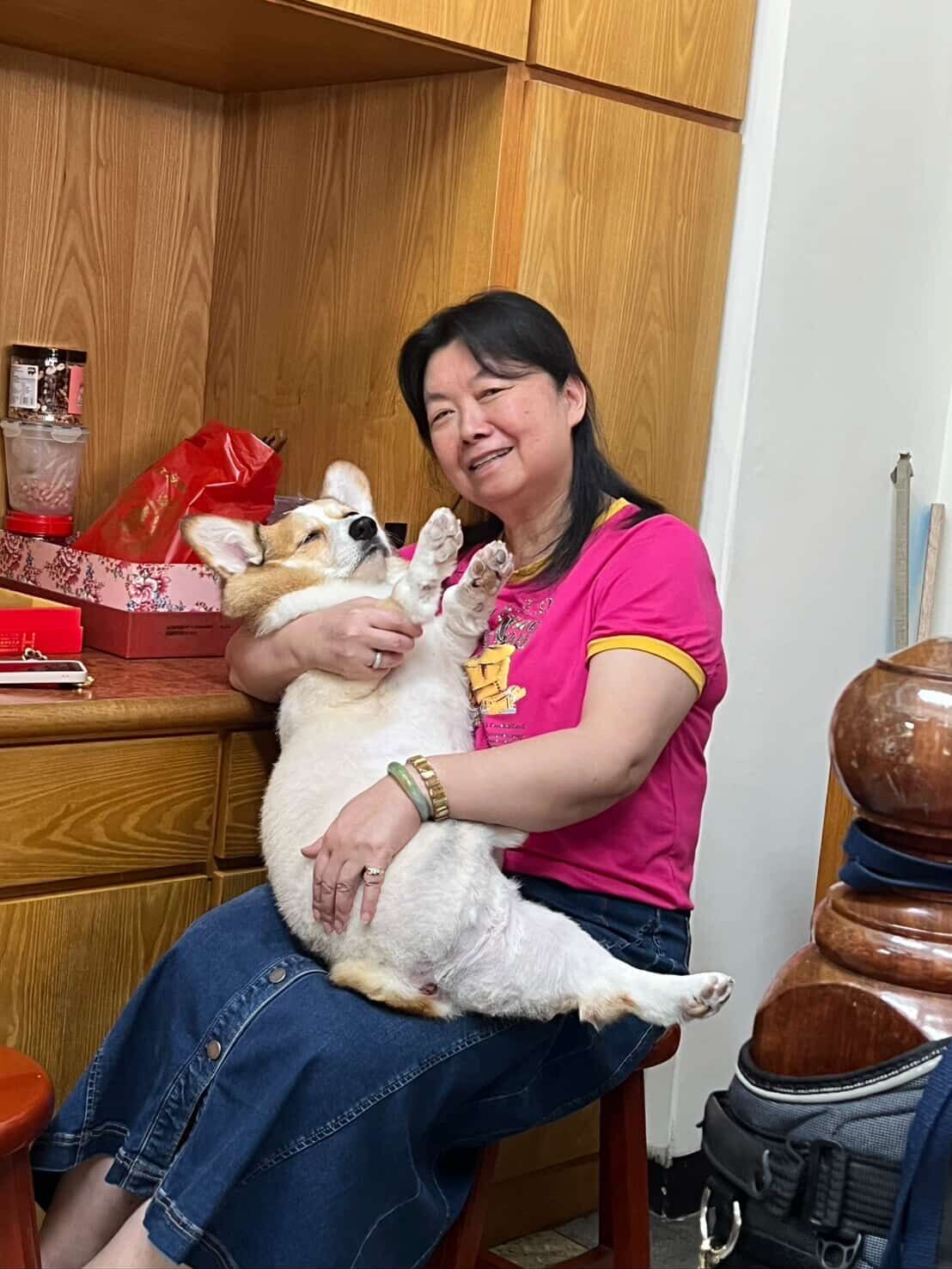 ▲柯基四腳朝天睡翻!還能才藝表演 高舉碗碗不會掉網笑:地基很穩。(圖/@jun_n.eat提供,請勿隨意翻拍,以免侵權。)