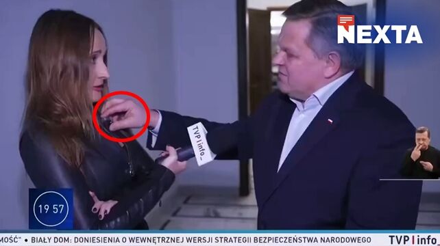 ▲▼ 受訪一半手伸「女記者領口」! 波蘭議員噁行全放送 。(圖/翻攝X)