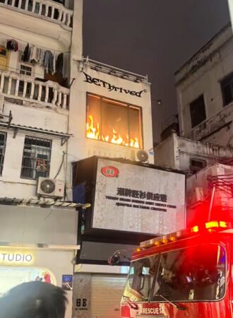 ▲▼陸商家掛「火焰螢幕」 住戶「以為失火」叫了5輛消防車。(圖/翻攝微博)