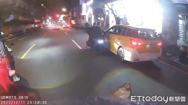 ▲邱男不滿被超車,返回從張男背後衝撞。(圖/記者陸運陞攝)