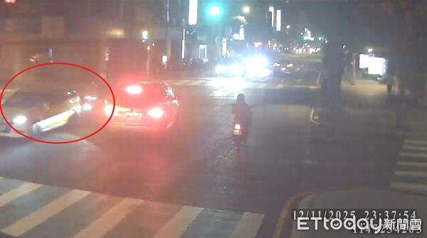 ▲邱男不滿被超車,返回從張男背後衝撞。(圖/記者陸運陞攝)