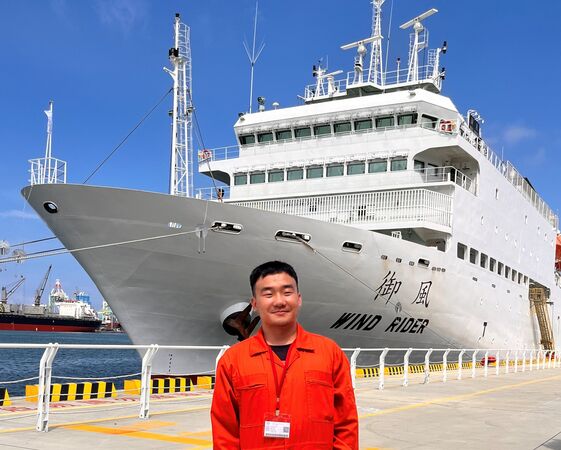 ▲彭士達同學於實習期間與御風輪合影。(圖/航港局提供)