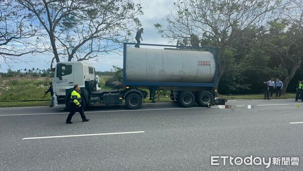 ▲▼無照婦人騎機車撞上停於路旁拖車,當場無呼吸心跳,送醫急救中。(圖/民眾提供,下同)