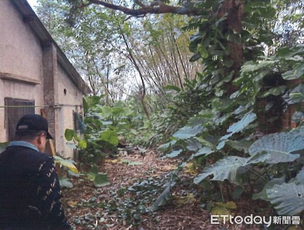 ▲▼ 新竹縣竹東鎮一處草叢內尋獲死亡多日的腐屍。(圖/記者楊永盛翻攝)