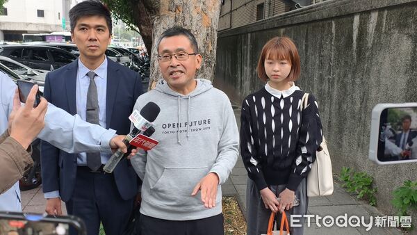 ▲▼誠泰文教基金會董事長林致光不服被前妻、台北市議會前「甜心議員」林穎孟控告涉嫌家暴,12日到台北地院出庭後受訪,狂虧對方演戲裝可憐、靠哭博同情,挖苦林女專心面對自己的貪污案件。(圖/記者黃哲民攝)