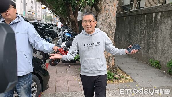 ▲▼誠泰文教基金會董事長林致光不服被前妻、台北市議會前「甜心議員」林穎孟控告涉嫌家暴,12日到台北地院出庭後受訪,狂虧對方演戲裝可憐、靠哭博同情,挖苦林女專心面對自己的貪污案件。(圖/記者黃哲民攝)