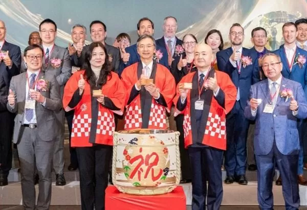 ▲2025國際酒類產品貿易推廣會開幕大合照,前排左二起經濟部國貿署副署長陳佩利、IEAT理事長黃教漳、日本台灣交流協會會長片山和之。(圖/IEAT提供)