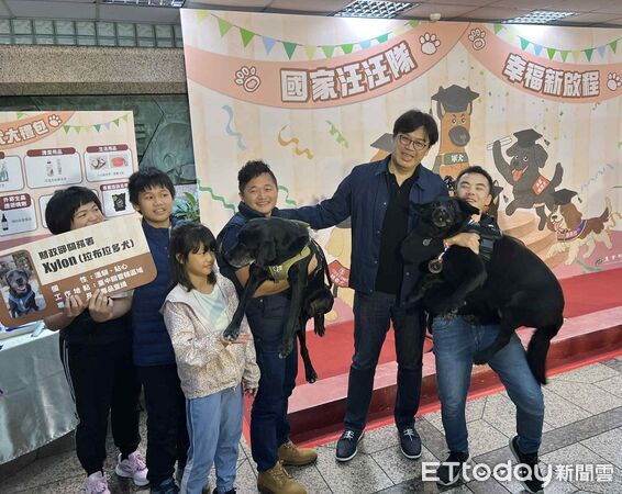 退役工作犬AJ、Jeff(圖/記者李依融攝)