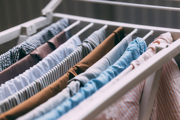 ▲▼晾衣服,晾衣架,曬衣服,曬衣架,衣服,衣櫃,衣架。(圖/VCG)