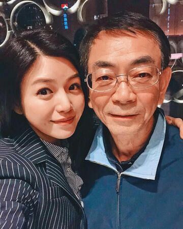 ▲▼陳妍希父親生前私訊曝光!送皮衣給陳曉:以半子待之。(圖/翻攝自陳妍希臉書)