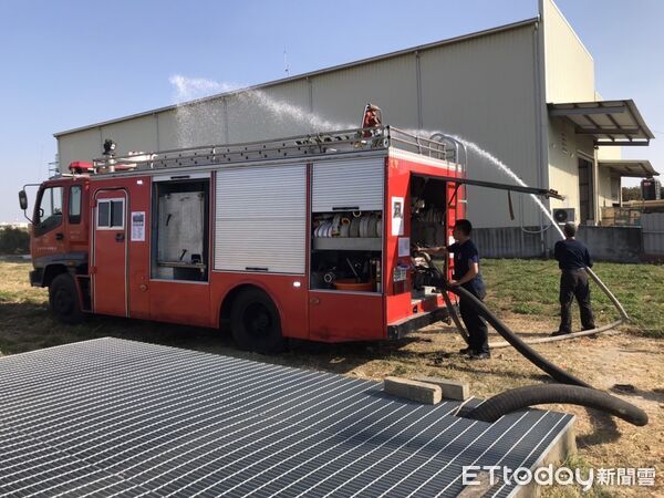 ▲台南市消防局將消防水源測試器材全面配發至53個外勤單位,提高未登記工廠審核效率。(記者林東良翻攝,下同)