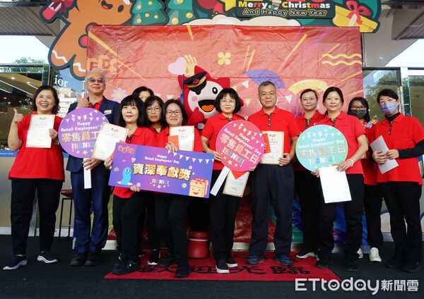 ▲▼ 遠百嘉義歡慶零售員工日,榮耀儀式凝聚向心!」 。(圖/遠百嘉義店提供)