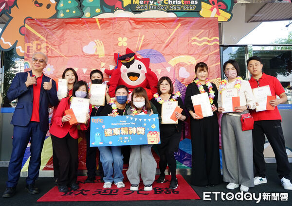 ▲▼ 遠百嘉義歡慶零售員工日,榮耀儀式凝聚向心!」 。(圖/遠百嘉義店提供)