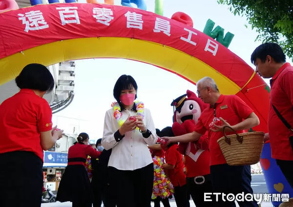 ▲▼ 遠百嘉義歡慶零售員工日,榮耀儀式凝聚向心!」 。(圖/遠百嘉義店提供)