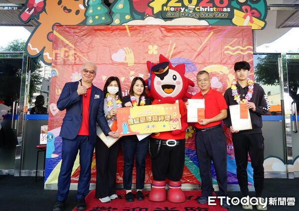 ▲▼ 遠百嘉義歡慶零售員工日,榮耀儀式凝聚向心!」 。(圖/遠百嘉義店提供)