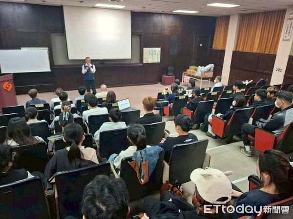 ▲台南市勞工局與內政部移民署及嘉南藥理大學前往佳和實業股份有限公司,關懷在此實習工讀的28名越南籍新南向國際專班學生。(圖/記者林東良翻攝,下同)