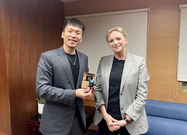 ▲運動部李洋部長向瑞典駐台代表任荷雅分享運動部願景並獲贈台瑞友好吉祥物。(圖/運動部提供)