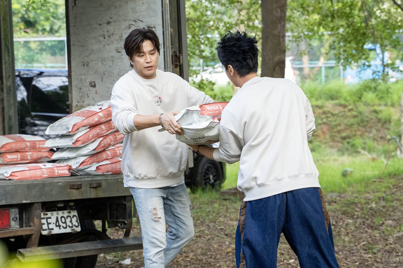 ▲▼愛心大使Energy親送1000公斤愛心飼料給「毛腿腿浪愛幸福協會」。(圖/Hit Fm聯播網提供)