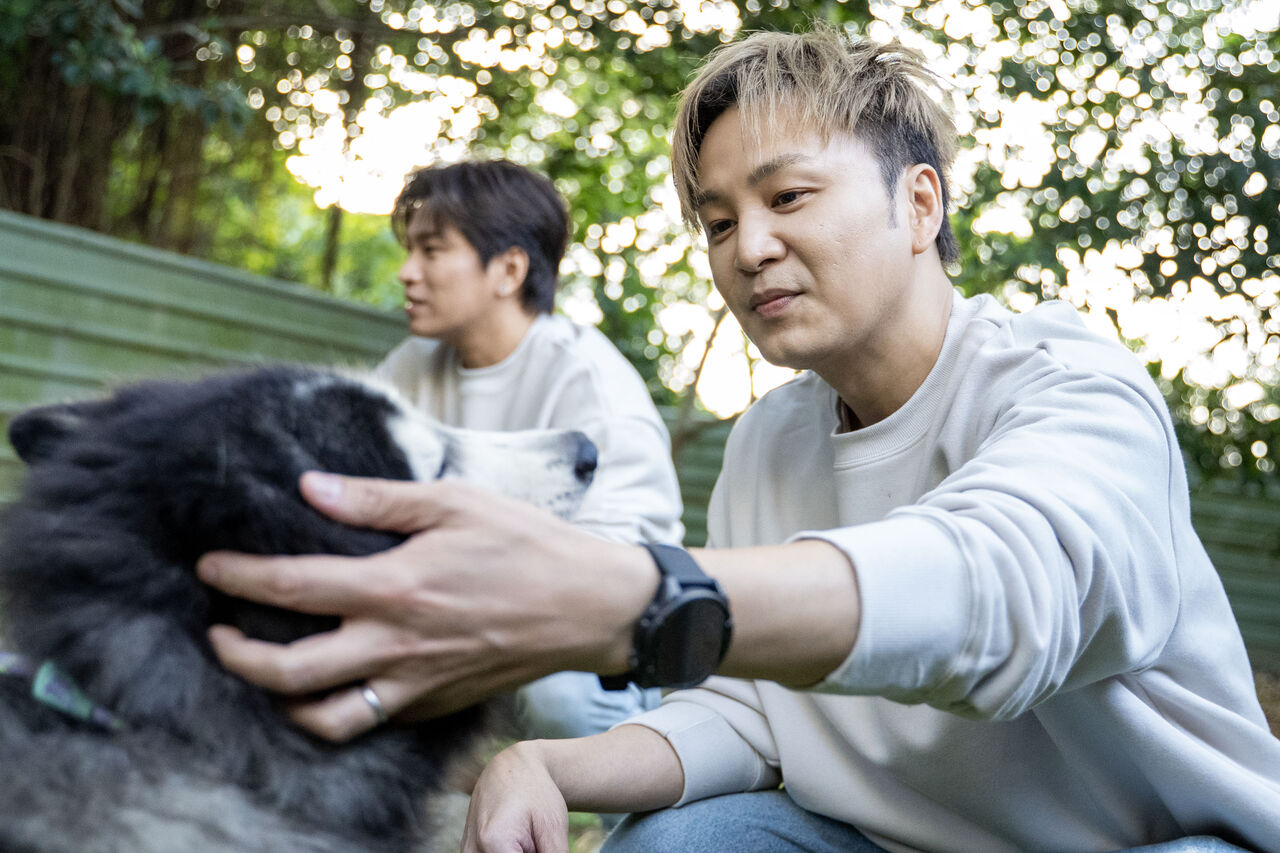 ▲▼愛心大使Energy親送1000公斤愛心飼料給「毛腿腿浪愛幸福協會」。(圖/Hit Fm聯播網提供)