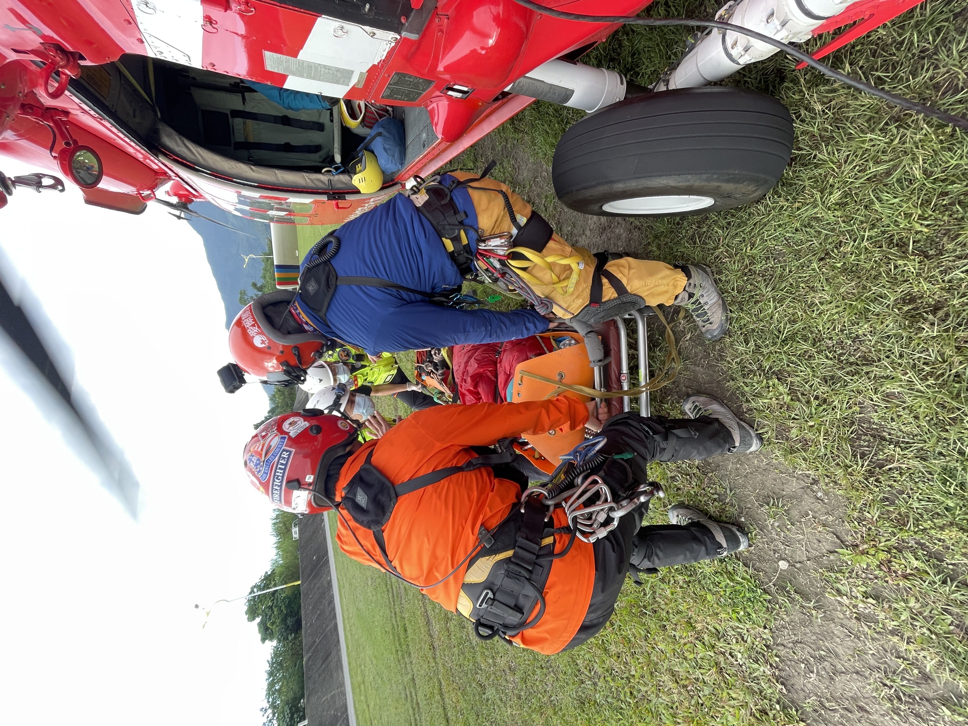 ▲▼黑鷹直升機飛抵太平谷營地,特搜隊員出艙執行吊掛作業。(圖/記者王兆麟翻攝,下同)