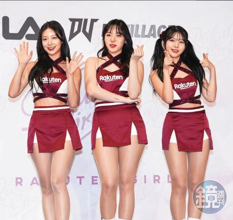 禹洙漢(左起)、河智媛與廉世彬以「樂天三本柱」之名成為樂天桃猿應援女孩。(攝影組)