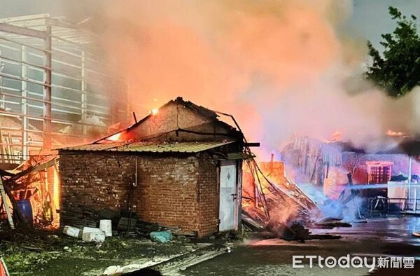 ▲▼彰化一間三合院深夜陷入火海,磚造平房塌陷近半。(圖/民眾提供,下同)