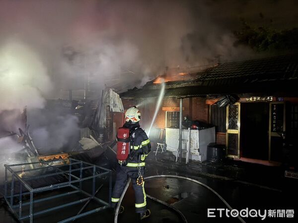 ▲▼彰化一間三合院深夜陷入火海,磚造平房塌陷近半。(圖/民眾提供,下同)